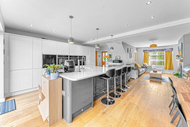 4 bed Semi-Detached for sale Image 8