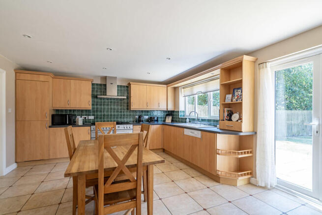 5 bed Detached for sale Image 8