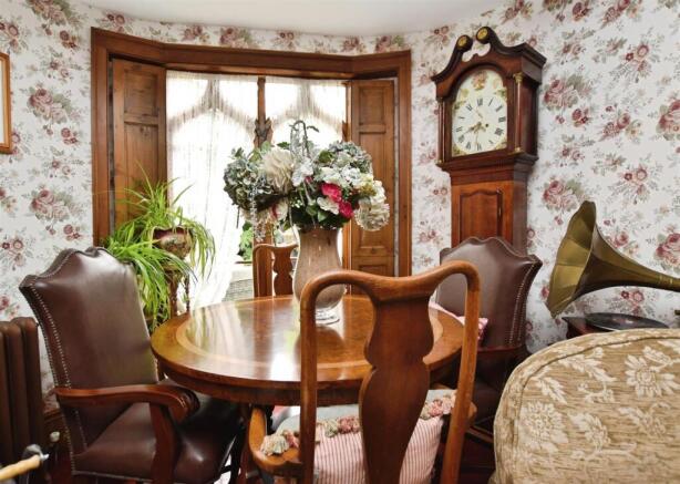 5 bed Detached for sale Image 10