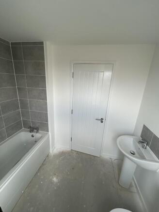 4 bed Semi-Detached to rent Image 7