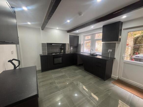 3 bed House to rent Image 2