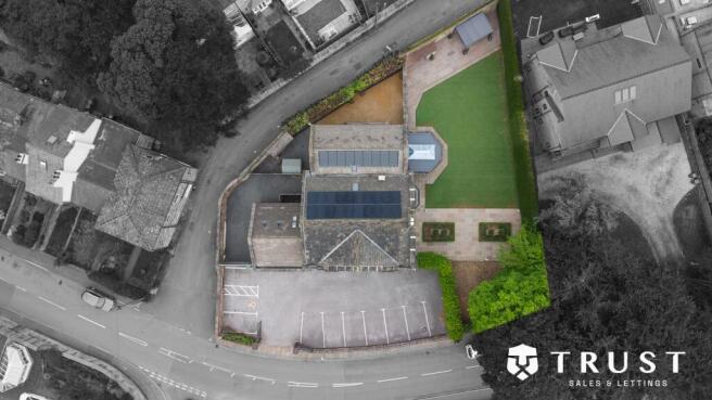 6 bed Detached for sale Image 2