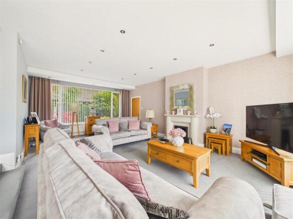 4 bed Detached Bungalow for sale Image 4