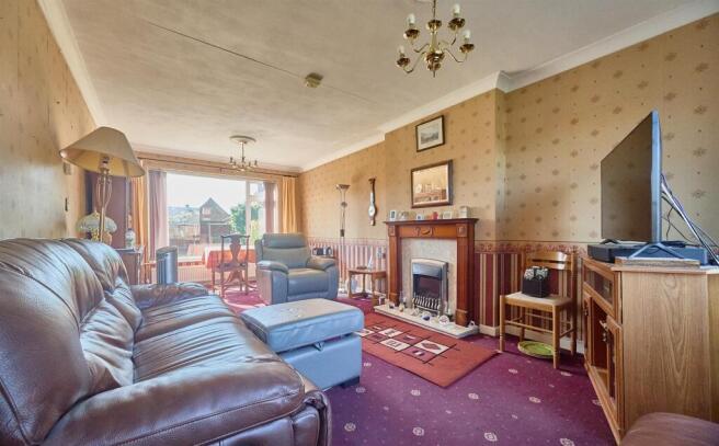 Lounge Area to Front