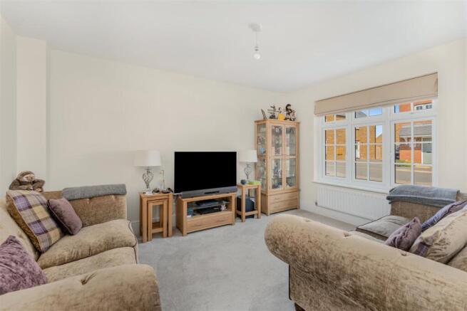 8 Selby Close, Banbury-4.jpg