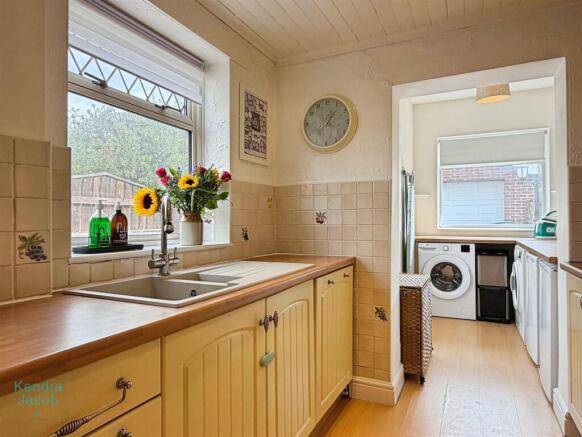 3 bed Semi-Detached for sale Image 6