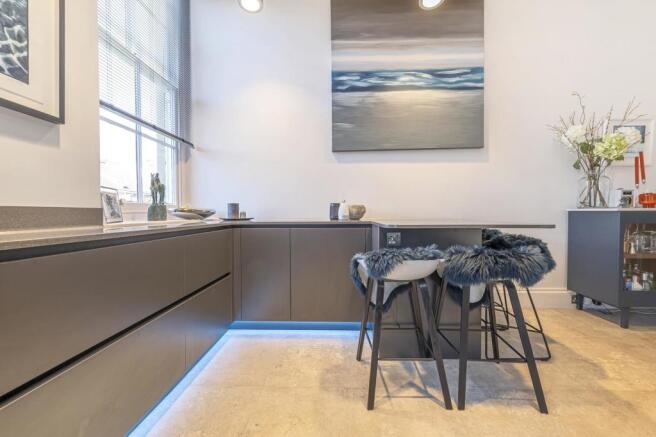 Kitchen Breakfast Bar