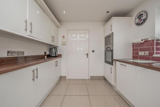5 bed Detached for sale Image 12