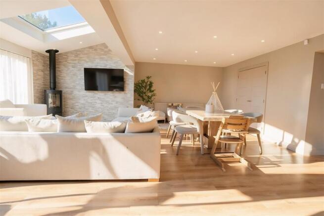 5 bed Detached for sale Image 5