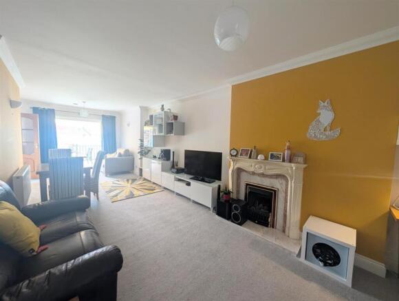 LOUNGE/DINING ROOM