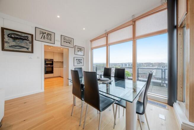 3 bed Flat for sale Image 7