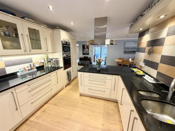 4 bed Detached Bungalow for sale Image 4