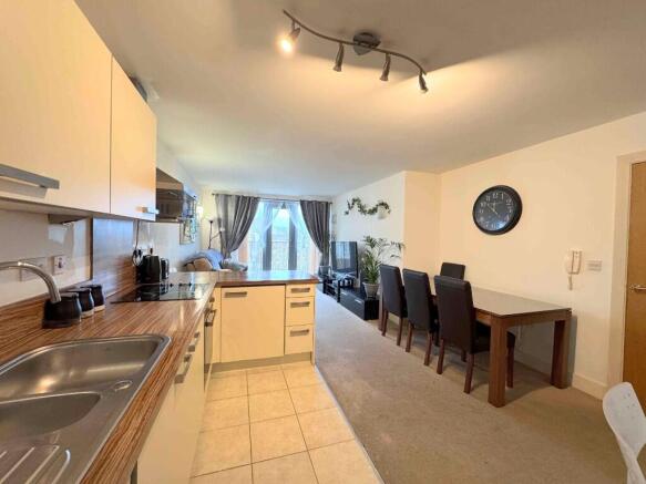 3 bed Apartment for sale Image 8