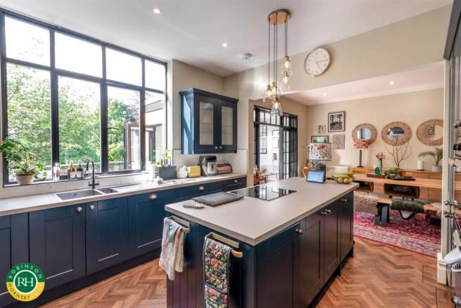 5 bed Semi-Detached for sale Image 4