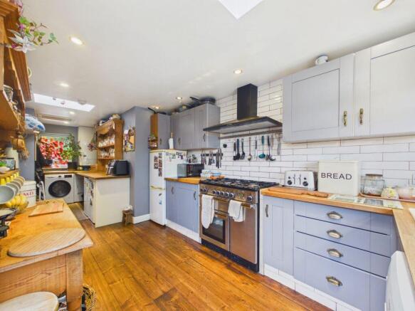 4 bed Semi-Detached for sale Image 4