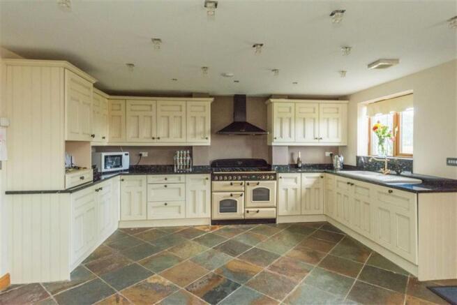 OPEN PLAN LOUNGE/DINING/KITCHEN