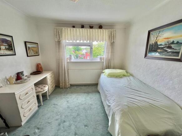 Larch Close - bed.jpg