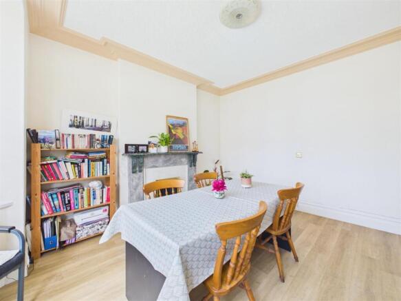 5 bed Semi-Detached for sale Image 9