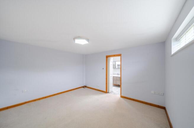 4 bed Detached for sale Image 7