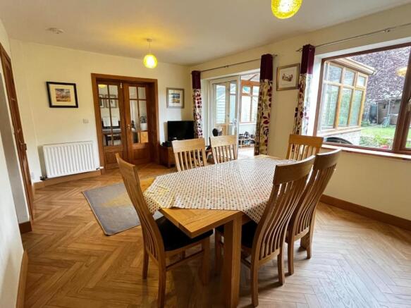 Dining room 2.jpg