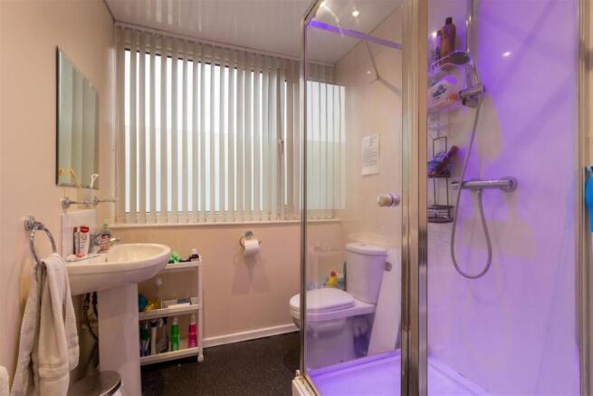5 bed House to rent Image 8