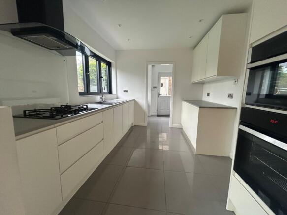 5 bed Detached to rent Image 6
