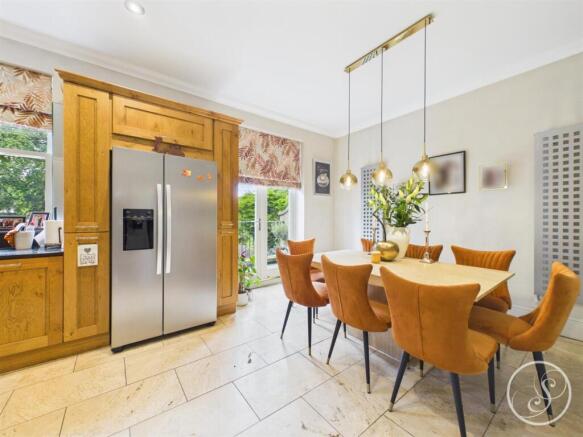 3 bed Apartment for sale Image 8