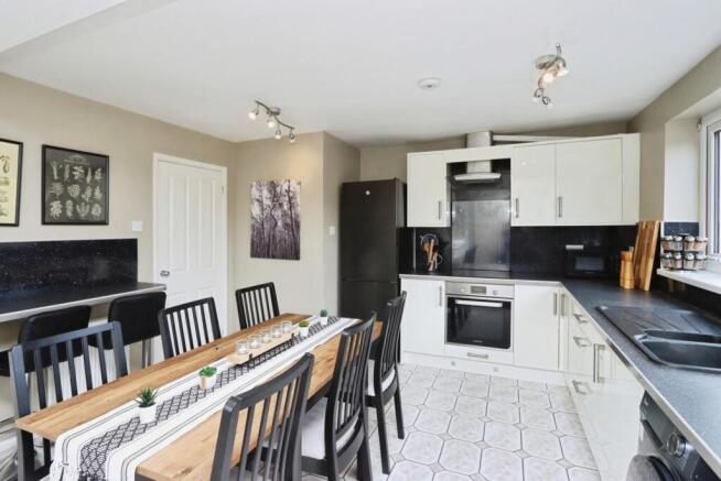 3 bed Semi-Detached for sale Image 4