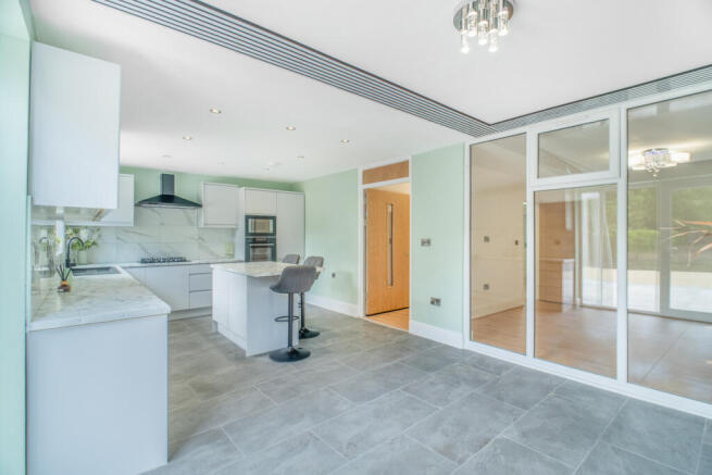 4 bed Detached for sale Image 11