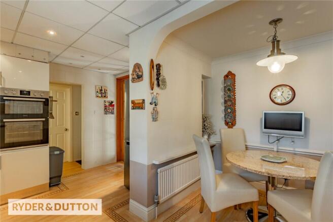 5 bed Detached for sale Image 7