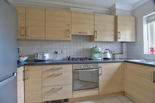 Gas hob and integrated oven