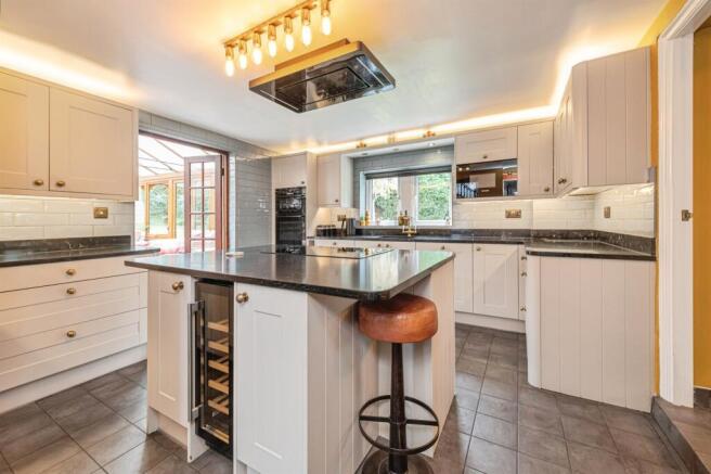 5 bed Detached for sale Image 7