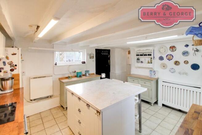 KITCHEN / BREAKFAST