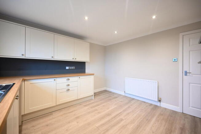 3 bed Detached Bungalow to rent Image 5