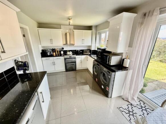 Kitchen/ Dining Room