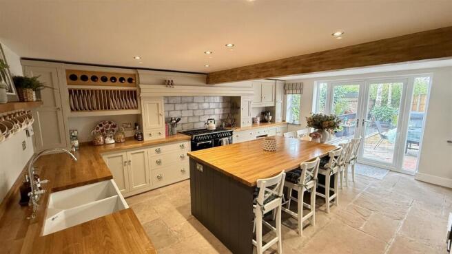 Kitchen 2.jpeg