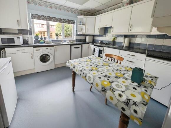 8d04348c-kitchen.jpg