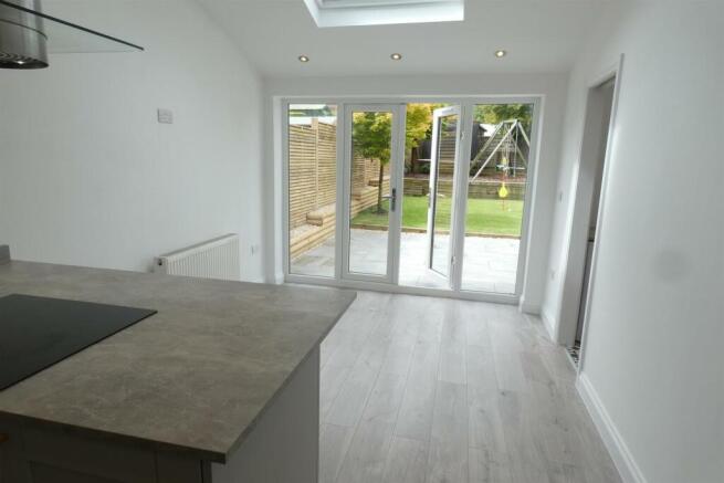 'L' Shaped Dining Kitchen