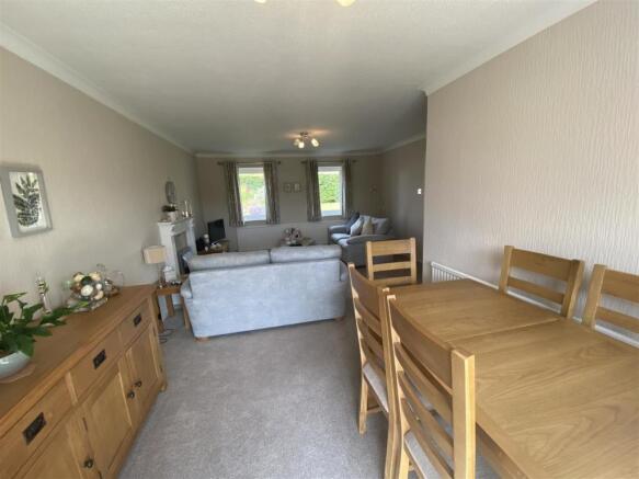 LIVING/DINING ROOM