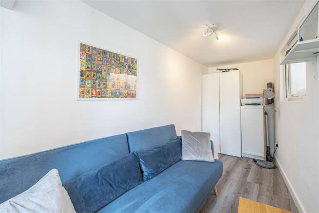 10 Pretoria Road, Chertsey, KT16 9LN - 10.jpg