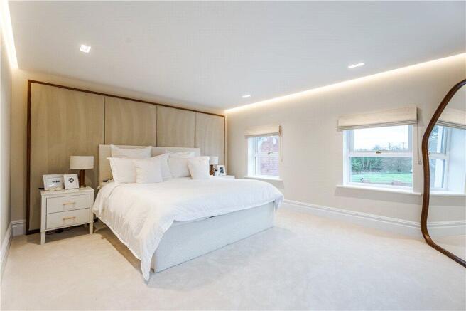 5 bed Detached for sale Image 9