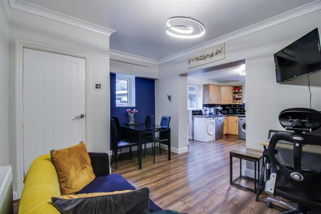 SITTING/DINING ROOM