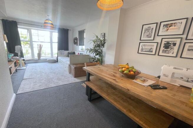 Large lounge/diner