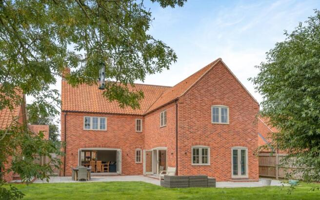 2 Longmeadow Close