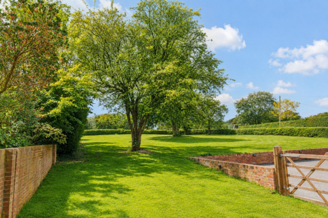 Discreet Listing, Upton...