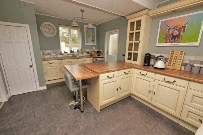 3 bed Semi-Detached for sale Image 4