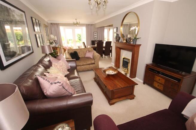 OPEN PLAN LOUNGE-DINING ROOM