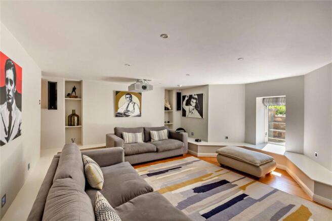 5 bed Semi-Detached for sale Image 11