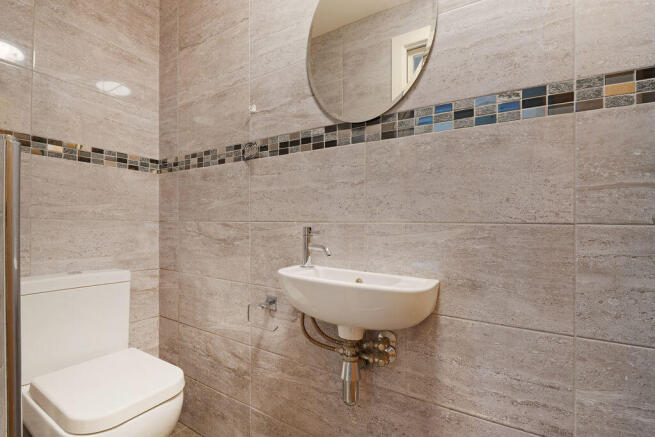 4 bed Flat to rent Image 10