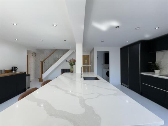 4 bed Detached for sale Image 9